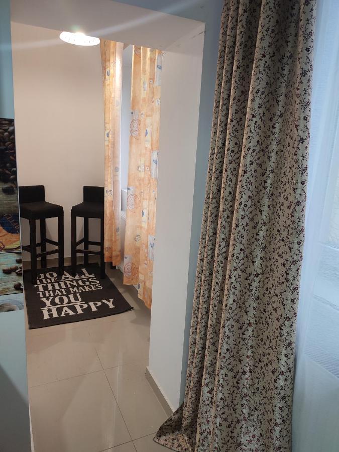 Lovely 1 Bedroom Apartment In City Centre, Sleeps 4 ! Turda Exterior foto