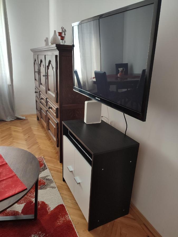 Lovely 1 Bedroom Apartment In City Centre, Sleeps 4 ! Turda Exterior foto